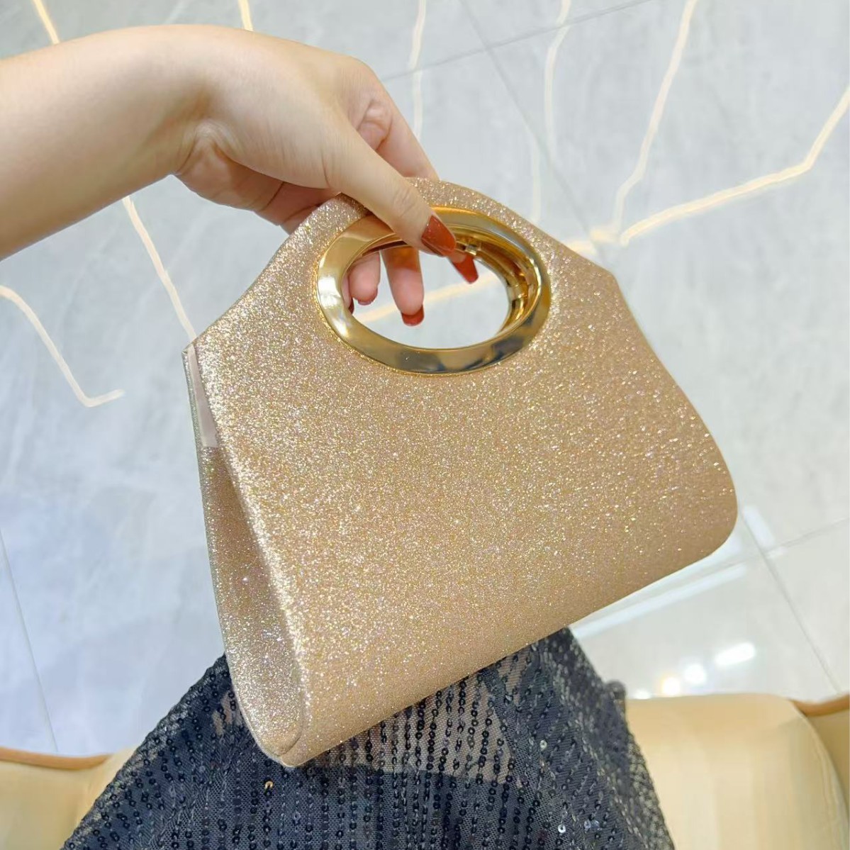 Nieuwe grensoverschrijdende da - Luxury Bags News recensie en prijs